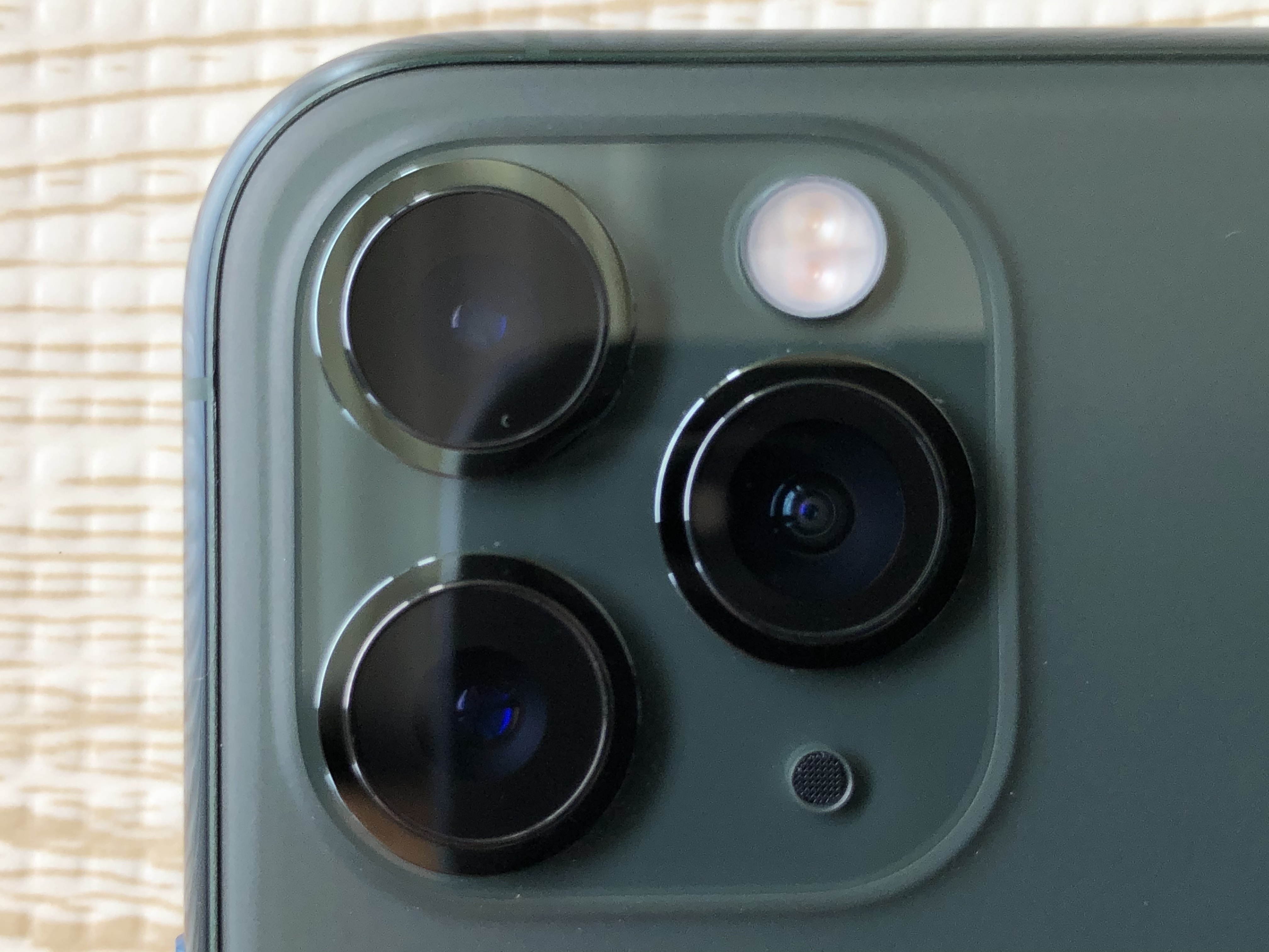 iPhone 11 Pro Max では、iPhone X に比べるとだいぶカメラの 